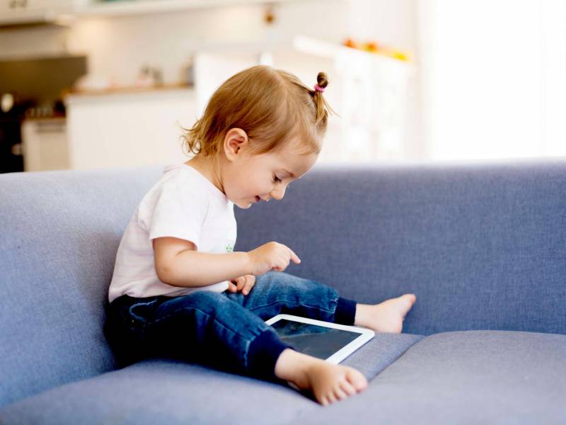 <i><b>Se descubrió que los bebés expuestos a niveles más altos de tiempo de pantalla eran hijos de madres primerizas que eran más jóvenes, con ingresos y niveles de educación en el hogar más bajos</b></i>