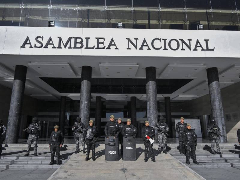 La policía y los militares ecuatorianos mantienen rodeado el Congreso tras la disolución anunciada por Lasso.