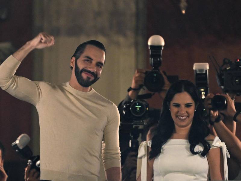 Nayib Bukele y su esposa Gabriela Rodriguez en el Palacio Nacional tras declararse ganador de las elecciones.