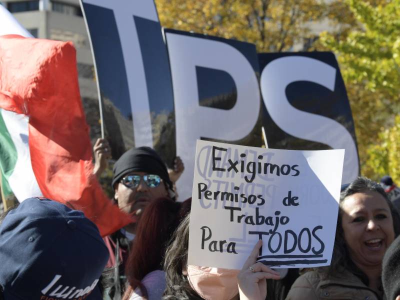 Cientos de migrantes de Latinoamérica y África se manifestaron este martes frente a la Casa Blanca para exigir al presidente Joe Biden, que cumpla con su promesa de campaña de ofrecer un estatus legal a los casi 11 millones de personas indocumentadas que viven en Estados Unidos.