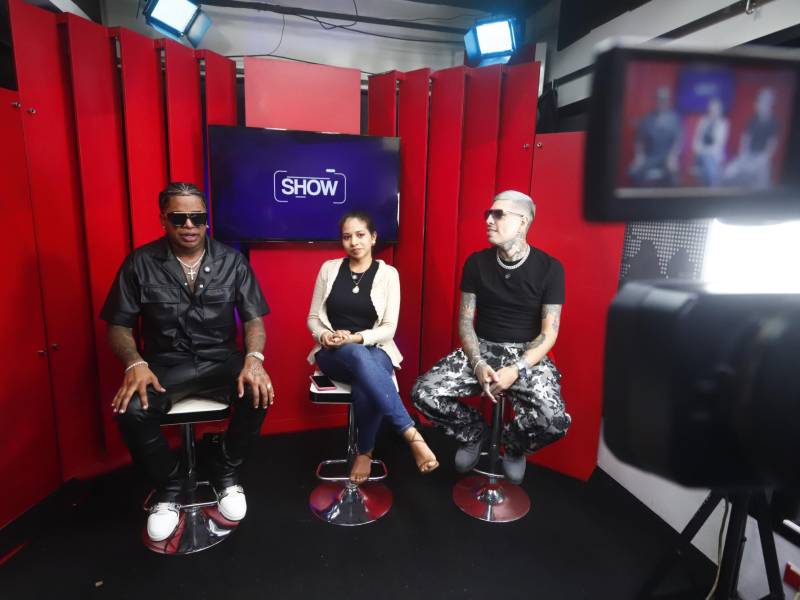 Fresh Bodden y Lion Fiah junto a la periodista Marisol Soto en las instalaciones de La Prensa, San Pedro Sula.