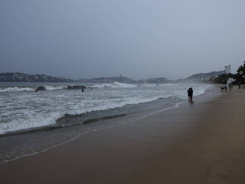 Vista de fuerte oleaje en una playa de Acapulco (México).