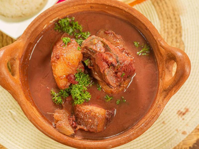 Recorremos este mes las recetas favoritas de Fuego Lento. Comenzamos con la sopa de frijoles con costilla o pelleja, y varias recetas con el sabor de este grano