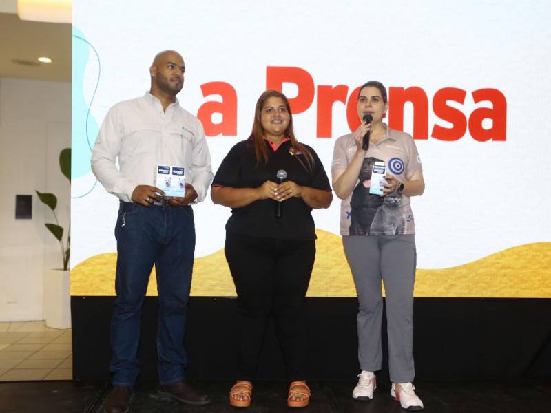 Representantes de Grupo Cadelga entregan donativo a Fundación Amor y Abrigo.