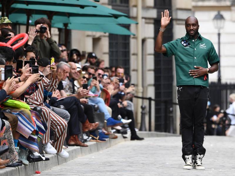 Foto tomada en Junio de 2019, una de las últimas apariciones públicas del diseñador Virgil Abloh durante la semana de la moda en París presentando la colección masculina de Louis Vuitton,