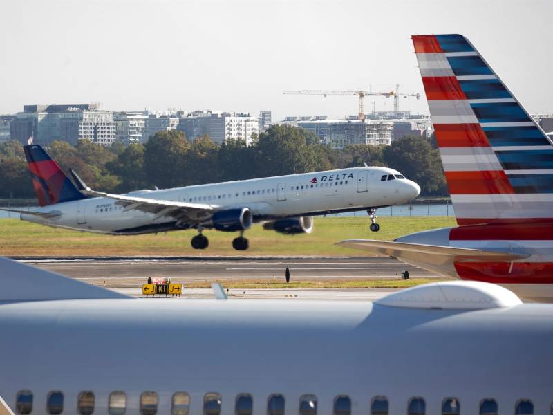 Nochebuena, uno de los días con más tráfico aéreo del año, ya empezó con la suspensión de centenares de itinerarios.