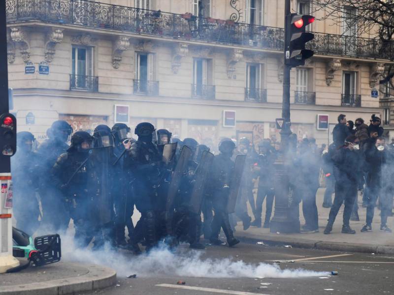 La policía francesa hace frente a violentos manifestantes en las protestas de este martes en París.