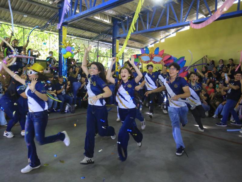 Así fue el momento cuando los chicos de último año ingresaron a las instalaciones de la escuela.