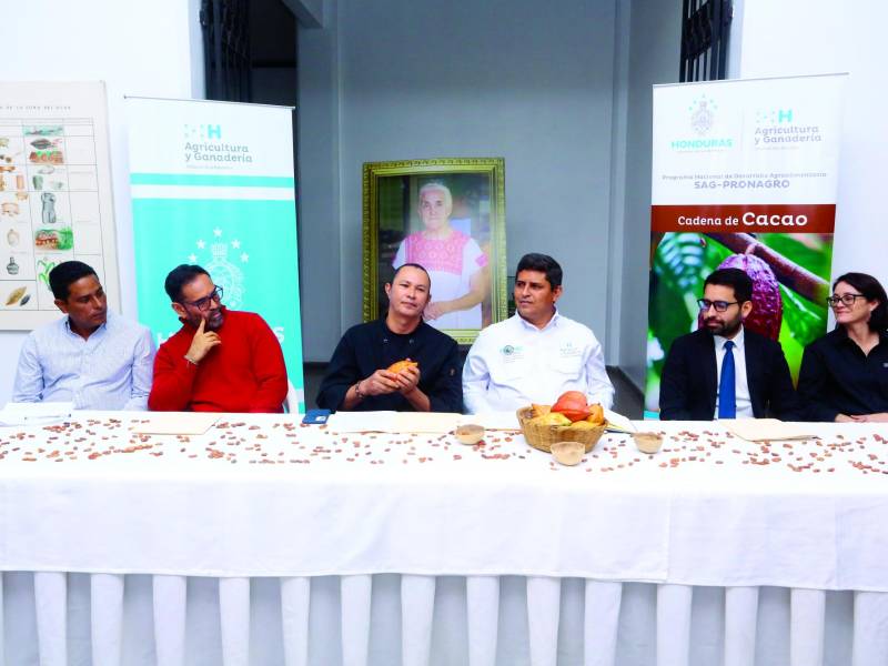 Autoridades nacionales y productores participan en la conferencia de prensa del séptimo festival del chocolate. Foto: Moisés Valenzuela.