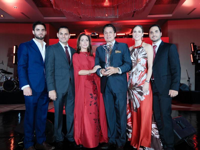 La marca hondureña Pacer ha celebrado su 40 aniversario, en un evento celebrado en el salón Jerusalén del Club Hondureño Árabe de San Pedro Sula. Cientos de invitados, entre ellos: socios estratégicos, colaboradores y clientes fueron parte de la mágica velada festiva que destacó por las muestras de gratitud a esas personas que con su esfuerzo y pasión han aportado para el crecimiento de la empresa. Los directivos de Pacer, la familia Canahuati, durante su discurso dieron las gracias a Dios, a su unión familiar y a esos colaboradores que han puesto su entusiasmo en cada jornada, resaltando que sin ellos, nada sería posible. Así como también agradecieron a los socios comerciales y a esos clientes que apoyan lo hecho en casa.