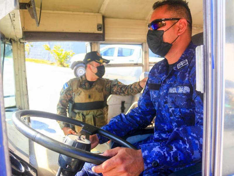 Los militares conducen los autobuses decomisados a un empresario del transporte detenido.