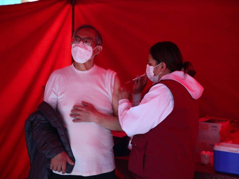 Varios países de América Latina piden retomar el uso de la mascarilla y llaman a la población a ponerse los refuerzos de la vacuna anticovid.