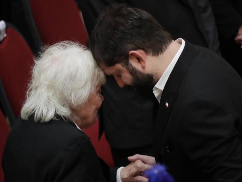 Boric saludó a la exvicepresidenta uruguaya y viuda de Mujica, Lucía Topolansky.