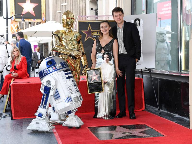 Billie Lourd, su esposo Austen Rydell asistieron al homenaje en representación de Carrie Fisher .