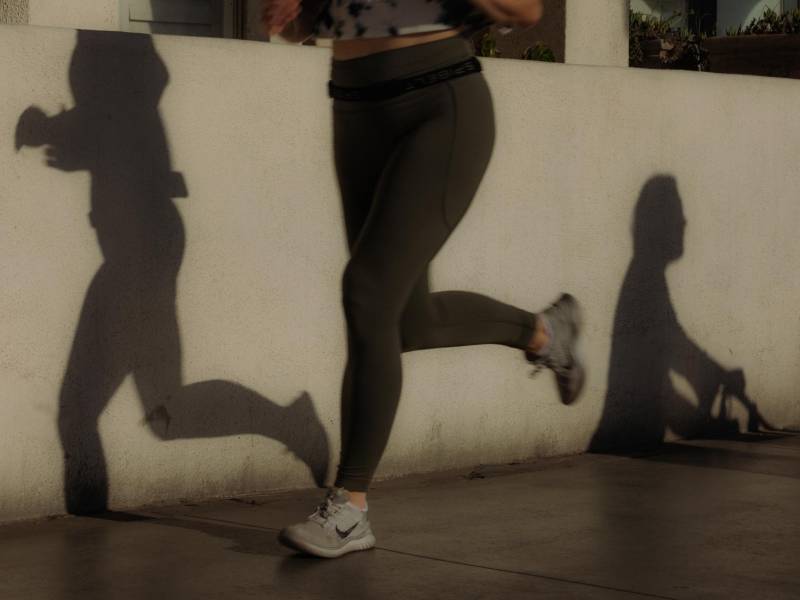 Jordan Metzl, médico deportivo en NY, dice que las lesiones al correr a menudo son por hacer demasiado, muy pronto.