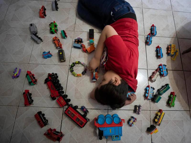 Este día busca destacar la importancia de la aceptación y el apoyo a las personas con autismo, así como la necesidad de eliminar estigmas y barreras. También fomenta la comprensión de este trastorno, celebrando la diversidad y promoviendo la participación activa en la sociedad.