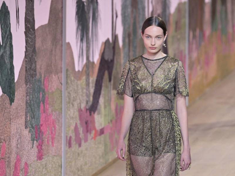Una modelo luce una creación de Christian Dior durante la pasarela de Alta Costura otoño-invierno 2023-2024 en París, Francia.