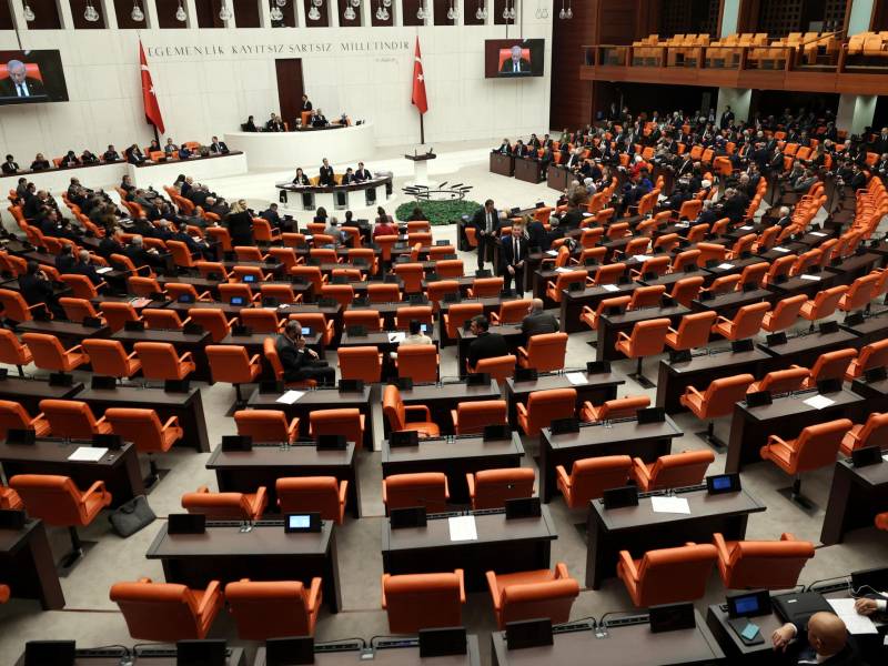 Legisladores asisten a una sesión antes de votar un proyecto de ley sobre la adhesión de Suecia a la OTAN.