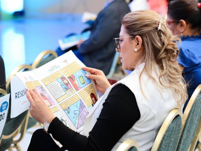 Una de las asistentes lee el primer fascículo de Mente Sana.