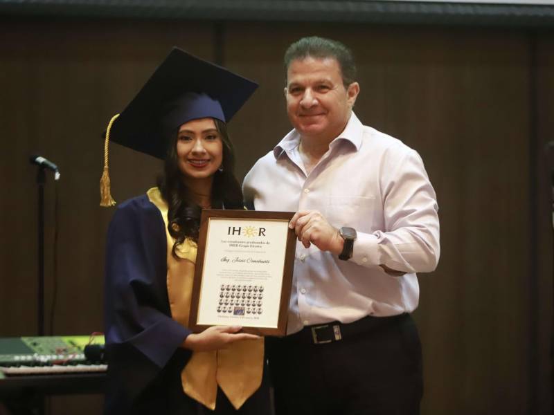 Cinthia Pineda recibió un reconocimiento por su excelencia.