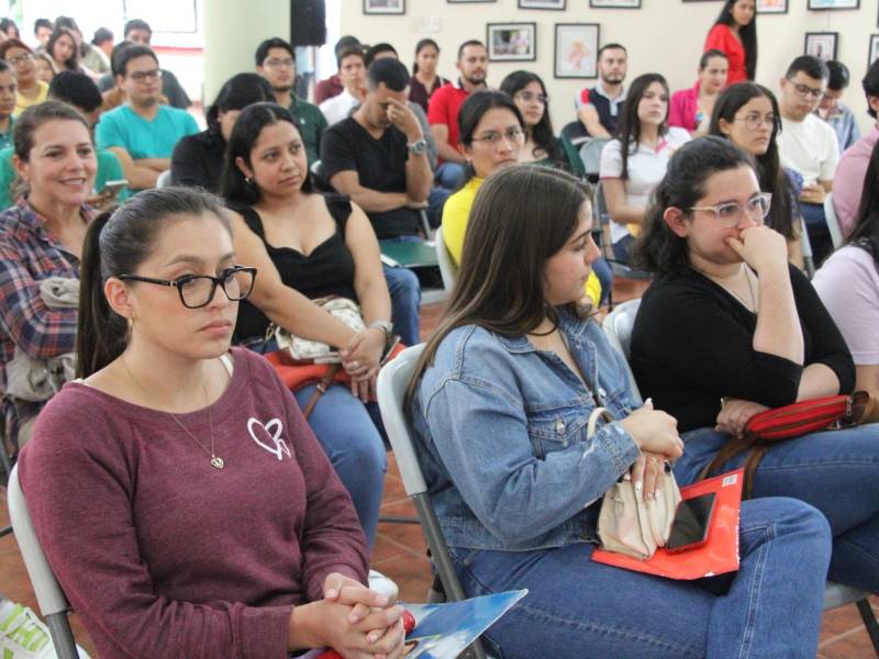 En la biblioteca del Centro Universitario Regional de Occidente se oficializó la entrega de becas a estudiantes de Copán y Ocotepeque en el occidente de Honduras.