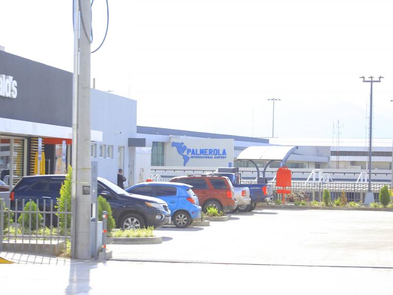 Restaurantes de comida rápida, como McDonald's, se han instalado contiguo al aeropuerto.