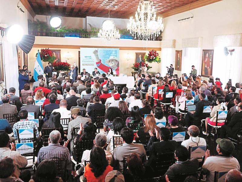 <b><span class=mln_uppercase_mln>Foro.</span></b> El tema de los expositores fue la instalación de una constituyente.