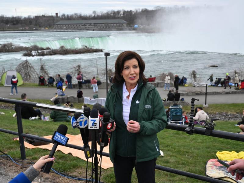 La gobernadora de Nueva York, Kathy Hochul, en el sitio de observación para el eclipse en las cataratas del Niágara.