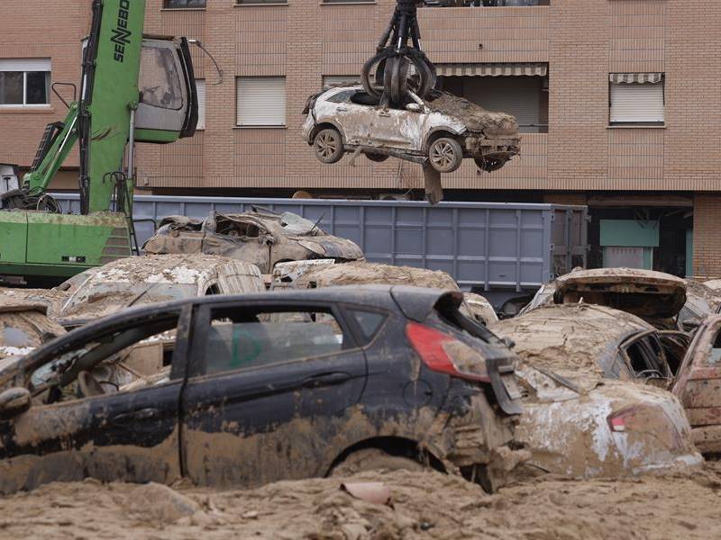 Retirada de autos arrastrados por la riada en la localidad de Massanassa, que continúa en proceso de reconstrucción tras la dana.