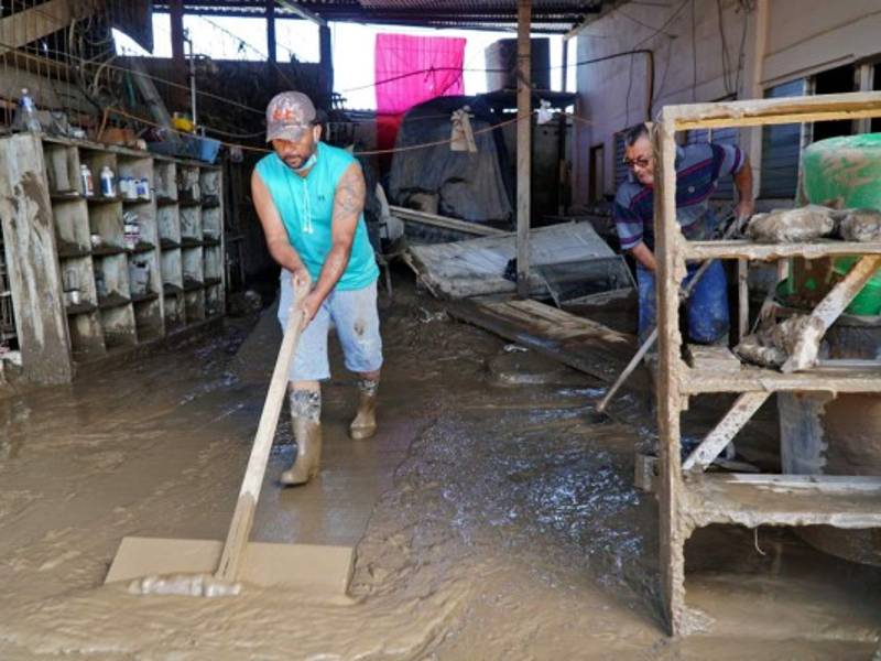 Los vecinos de los barrios y colonias del municipio de La Lima inundados por las lluvias empezaron el retorno a sus casas y comenzaron su limpieza. En las calles de la ciudad ayer retomaron las labores de aseo con maquinaria.