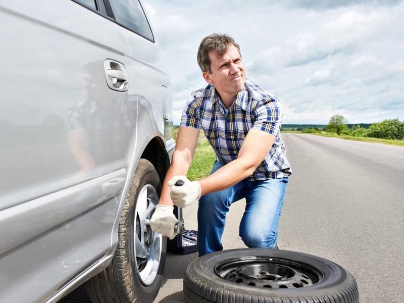 Antes de emprender de nuevo el viaje, cerciórate que la llanta quedó completamente asegurada.