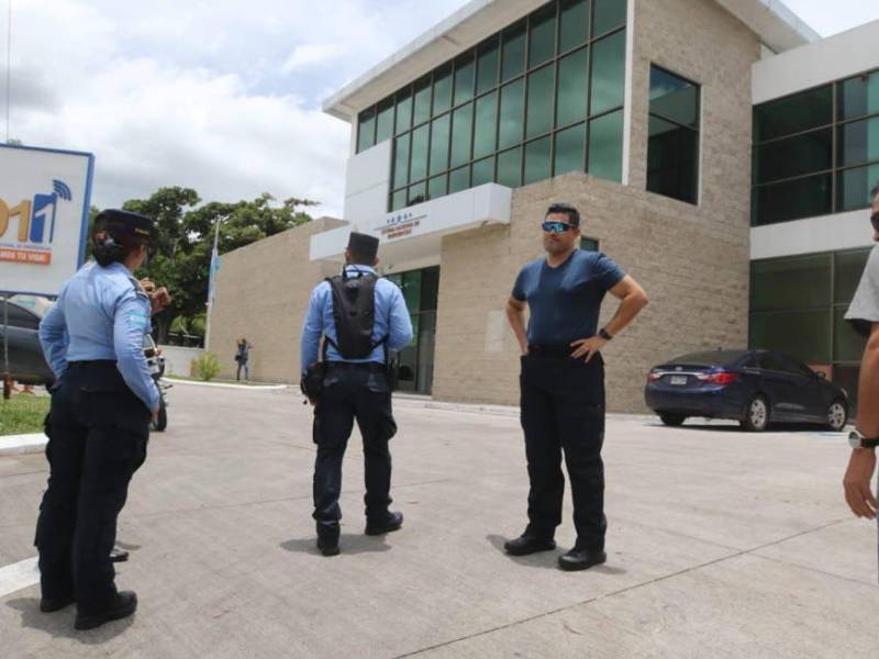 Agentes de investigación afuera del edificio del 911 en Tegucigalpa.