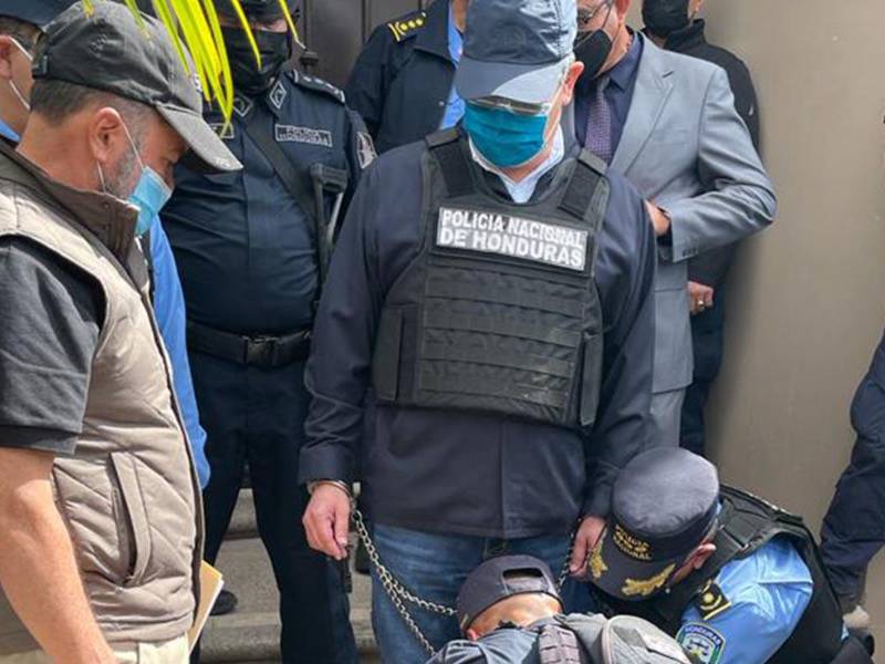El expresidente de Honduras enchachado y encadenado tras ser capturado el 14 de febrero de 2021.