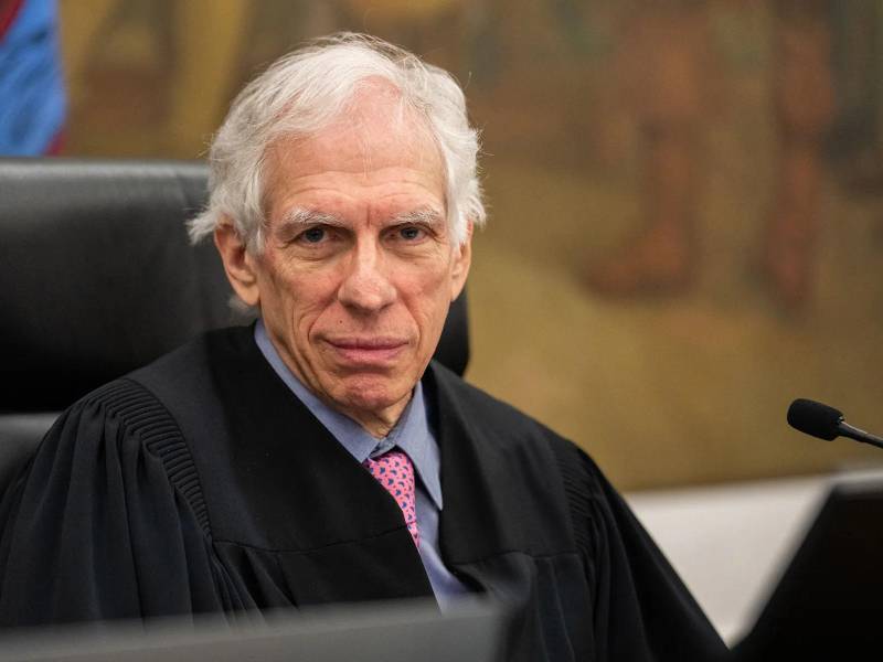 Trump ha arremetido contra el <b>juez</b> Arthur Engoron en sus redes sociales.