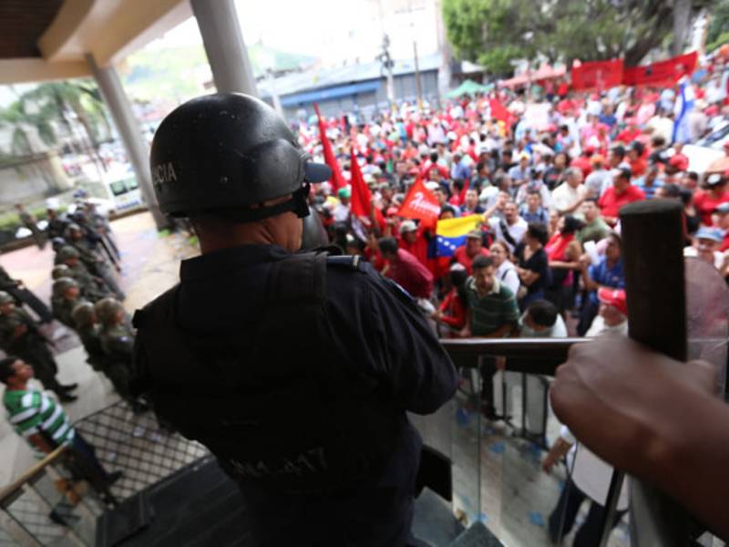Mientras en el Legislativo se delibera quien quedará a cargo del Ministerio Público, manifestantes se toman los bajos del Congreso.