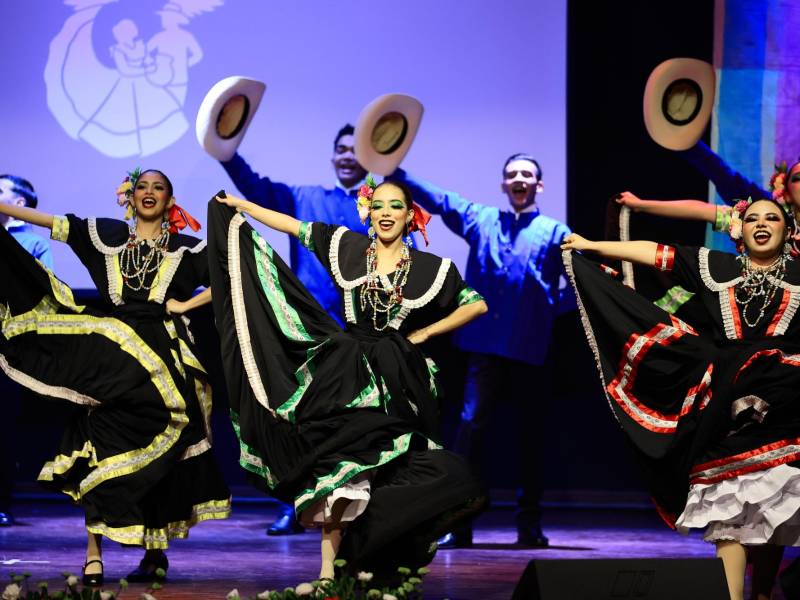 Una verdadera fiesta cultural se llevó a cabo en la Noche Folclórica que se celebró en el auditorio del Centro Cultural Sampedrano. En dicho evento participaron varias asociaciones de danza del país, entre ellas: Proyección Folklórica Herederos de Cicumba, Ballet Folklórico Ópalo de Honduras, Grupo Folclórico Laureles del Valle y Corporación Folklórica Usula. También se presentaron invitados internacionales: desde Costa Rica arribó el Grupo de Danza Folclórica Inspiración Tica. En la imagen: El Ballet Folklórico Ópalo de Honduras.