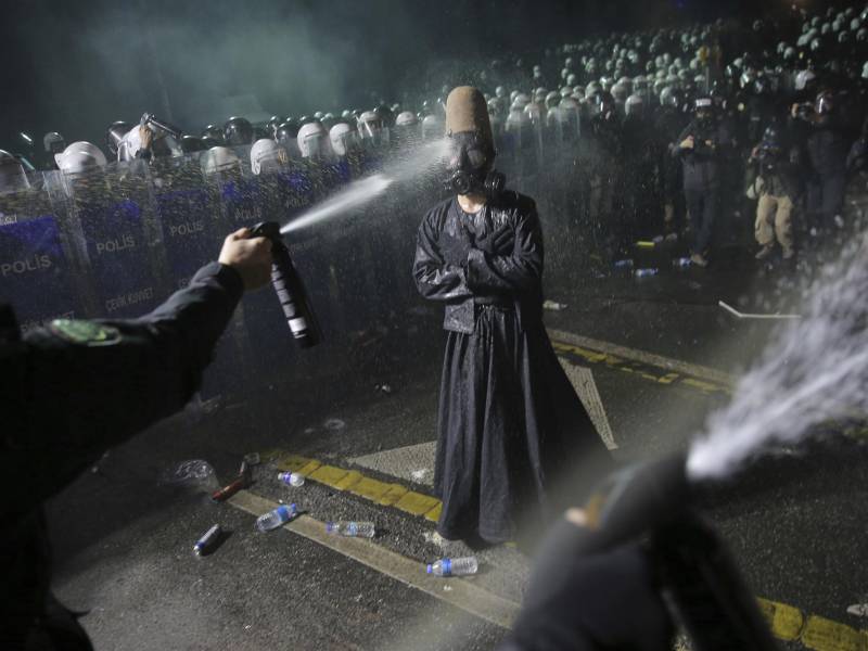 Policías antimotines en Turquía usaron gas pimienta durante protestas tras el reciente arresto del Alcalde de Estambul.