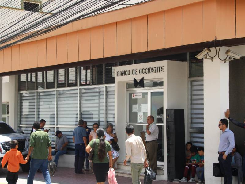 En las afueras de la agencia bancaria principal de Santa Rosa de Copán, los copanecos se congregaron y lamentaron el deceso de Jorge Bueso Arias. El lazo negro en la entrada de la agencia evidencia el luto.