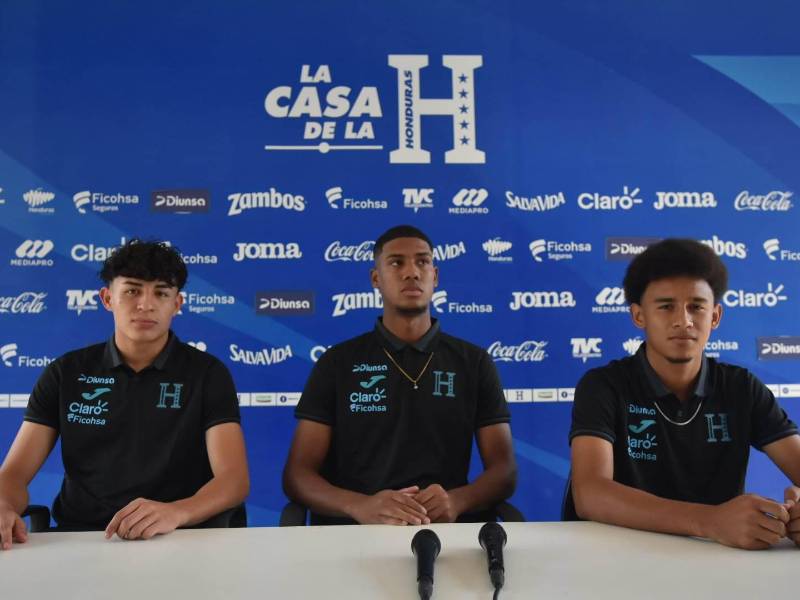 Jefryn Macías, Aarón Zúniga y Javier Arriaga durante la conferencia de prensa.