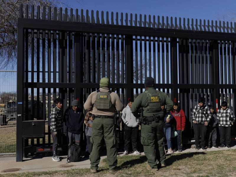 Agentes de la Patrulla Fronteriza de EEUU procesan a un grupo de migrantes en el sur de Texas.