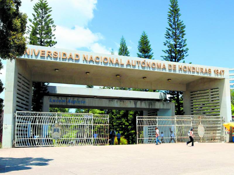 Los alumnos tienen un máximo de tres períodos académicos para aprobar las asignaturas iniciales.