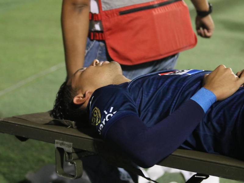 Luis Vega sale en camilla con signos de molestia tras ser sustituido.