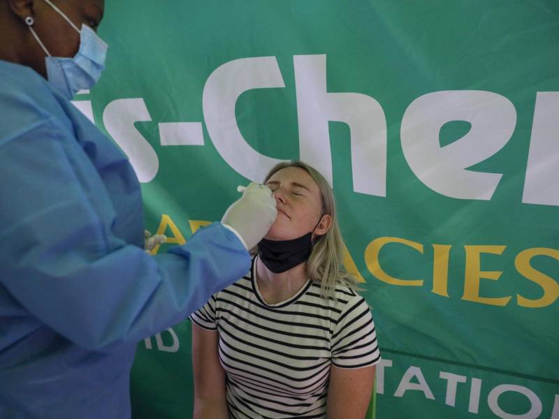 La nueva variante presenta síntomas leves en pacientes que de momento no han requerido hospitalización pero se prevé más contagiosa que las descubiertas anteriormente.