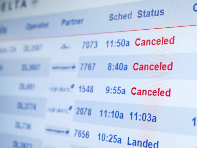 La pantalla del estado de los vuelos en el Aeropuerto Internacional de Los Angeles, en una fotografía del 28 de diciembre del 2021. EFE