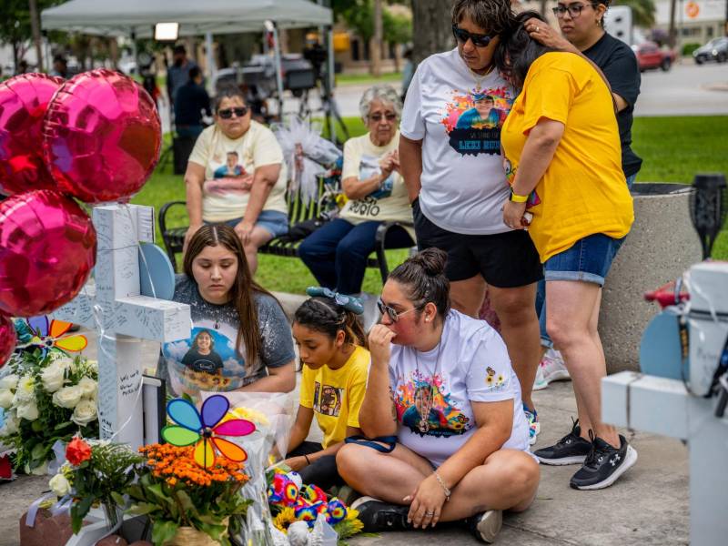 Las familias de las víctimas participaron en un memorial en honor a los 19 niños y dos maestras asesinados en Uvalde.