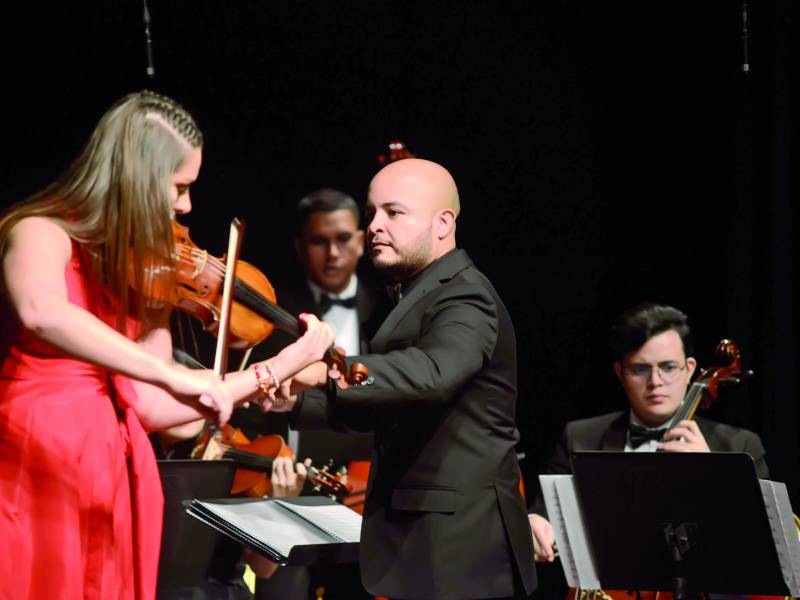 Elena Mikhailova brindó un show de primer mundo junto al hondureño Óscar David Barahona, quien brilló en la dirección de la Orquesta Filarmónica de SPS