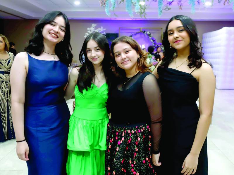 La fiesta se llevó a cabo en el salón Pulhapanzak del Hotel Copantl, lugar predilecto para que Ariana Valeria Rodríguez Figueroa compartiera su felicidad por estar cumpliendo un año más de vida. Los invitados, entre ellos, familiares y amistades convivieron hasta la madrugada en un ambiente de diversión y total algarabía. En la foto posan: Mónica Gómez, Mary Arita, Diana Rostrán y Ana Fernández