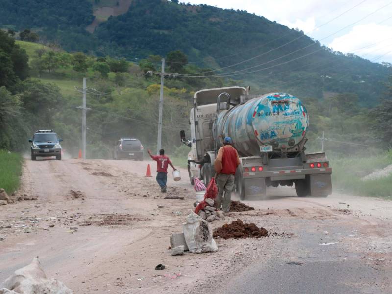 Tramos en mal estado en la carretera CA-4 entre Santa Rosa y Cucuyagua, Copán. Foto: Mariela Tejada.