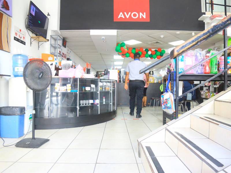 <b><span class=mln_uppercase_mln>Comercio.</span></b> En San Pedro Sula la tienda Avon funciona entre la 1 y y 2 calle, tercera avenida de Guamilito.<span class=mln_uppercase_mln> foto: Melvin Cubas </span>