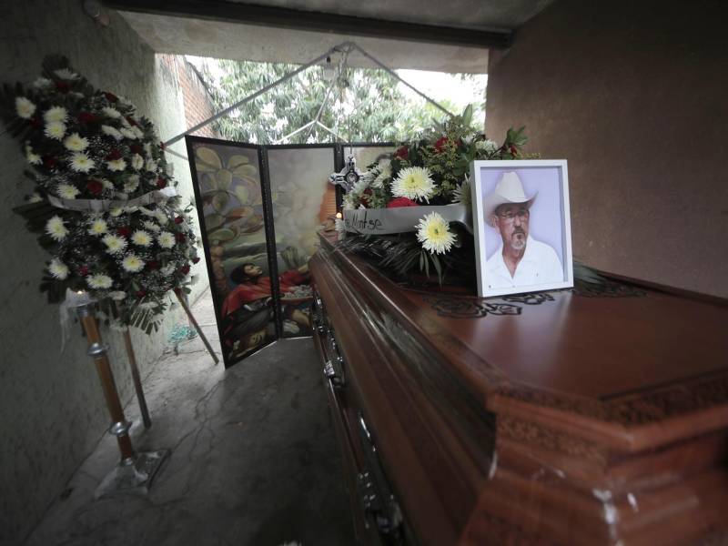 Velatorio del fundador de los civiles Grupos de Autodefensa, Hipólito Mora en el municipio La Ruana, estado de Michoacán (México). EFE/Iván Villanueva